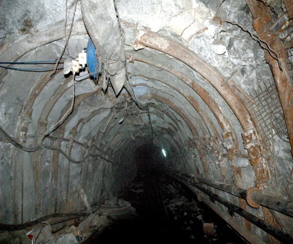 五矿己三轨道下延下山底车场失修状况