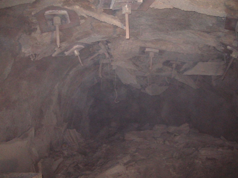 锚网喷和锚索施工的岩石巷道遭到破坏
