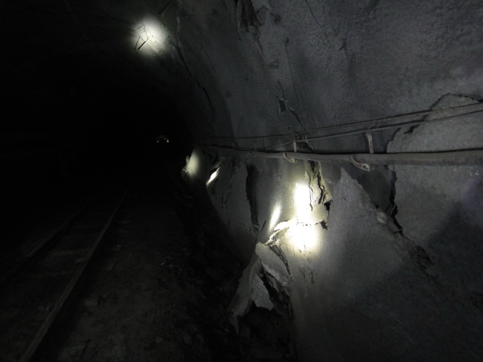 新汶华丰矿千米深井强烈非对称水平应力巷道破坏状况